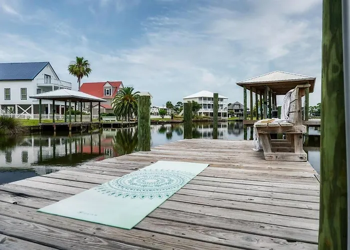 Green Family Bungalow! Beach Access, Pool, & Fishing Dock